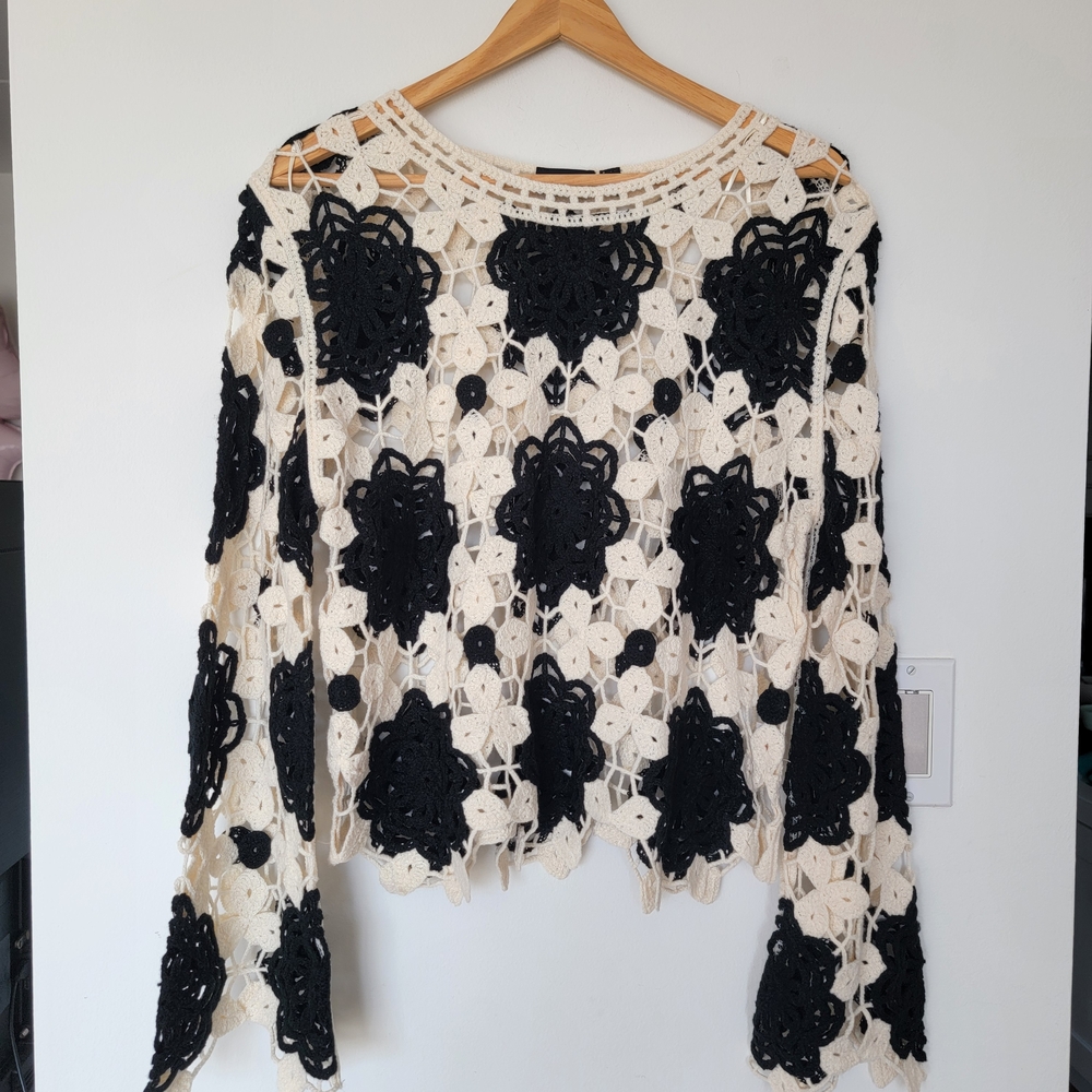 Elegant Black and White Crochet Women's Top - Picture 2 of 9